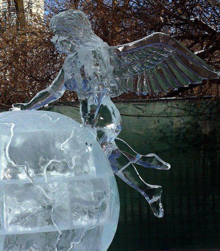 Fée avec la terre sculpture de glace